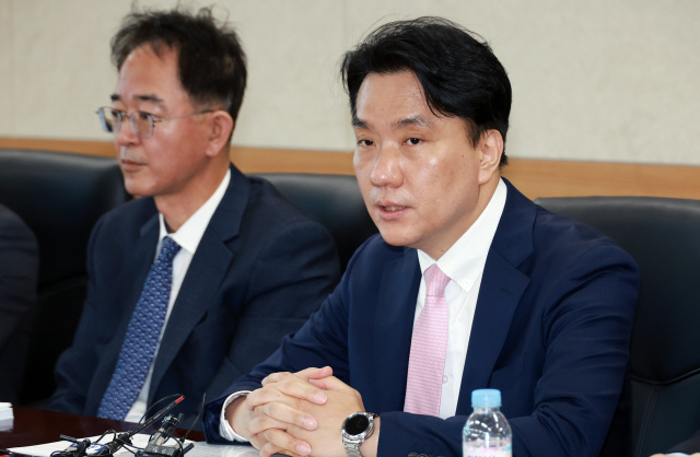 이형주 금융위원회 상임위원이 28일 오전 서울 종로구 정부서울청사에서 서민·자영업자 개선방안 마련을 위해 개최한 서민, 자영업자 지원방안 마련 TF 1차 회의를 주재하고 있다. [금융위원회 제공]